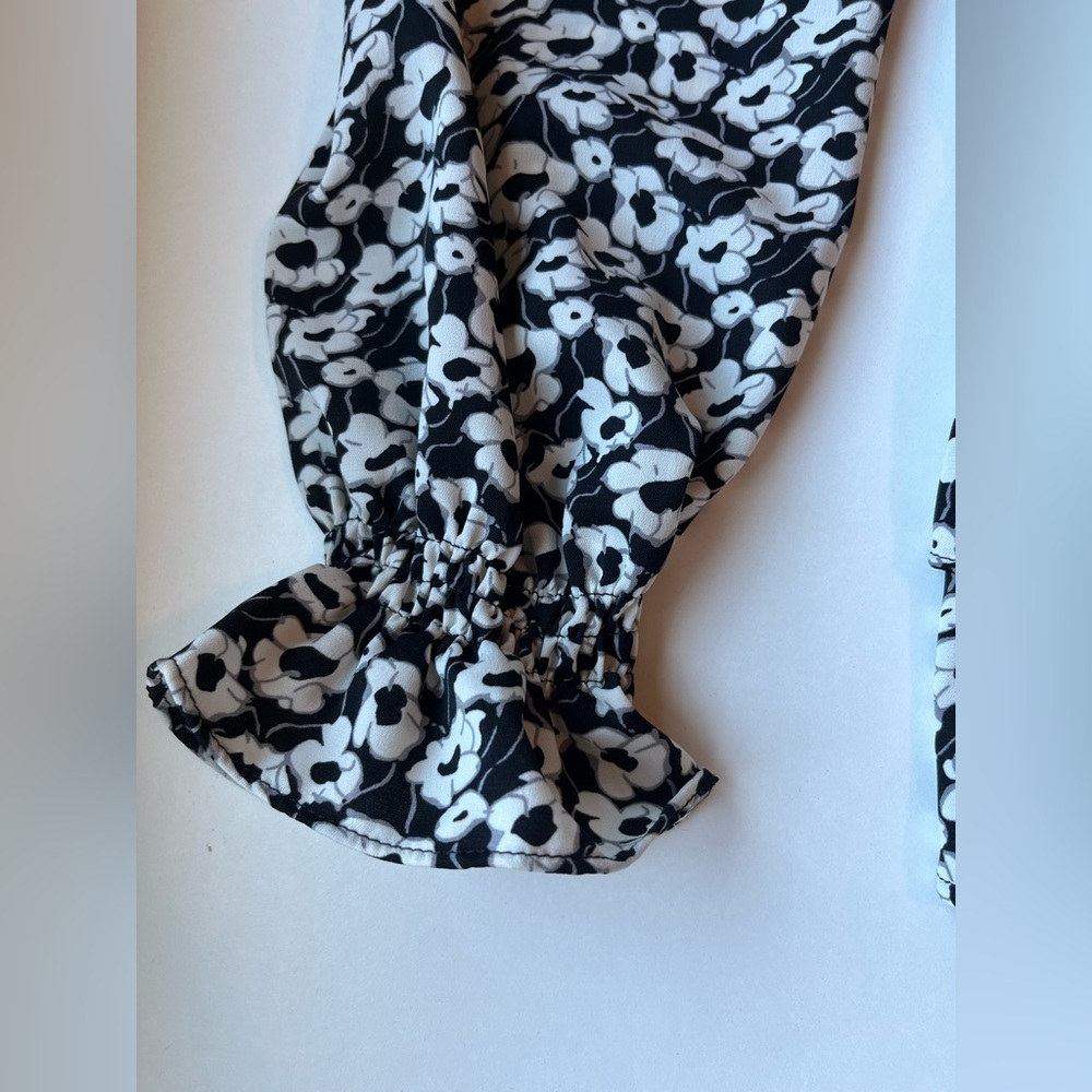 Gracia Monochrome Floral Blouse NWT Size Small - Picture 5 of 8